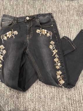 Stradivarius Women's Embroidered Black Floral Skinny Jeans
